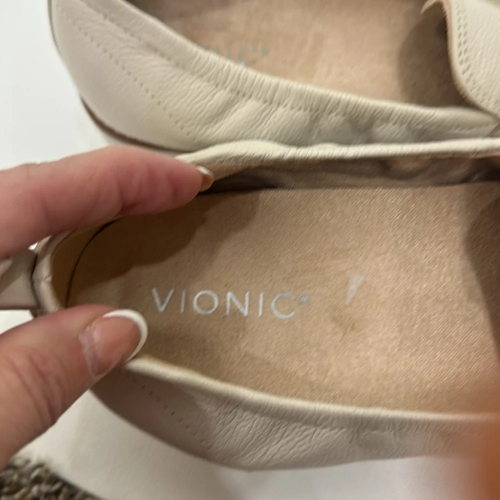 Vionic Cynthia cream color Slip on loafers size 9.5